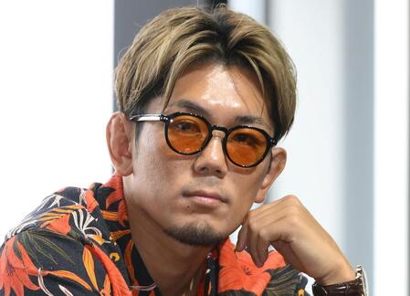 【写真】事故逃走の皇治　黒塗りフェラーリに腰かけ「カート置場」の前でドヤ顔