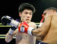 　ペドロ・マルケス（右）に４回ＴＫＯ勝ちした中野幹士（ゲッティ＝共同）