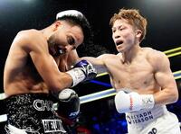 　ラモン・カルデナス（左）を攻める井上尚弥（ＡＰ＝共同）