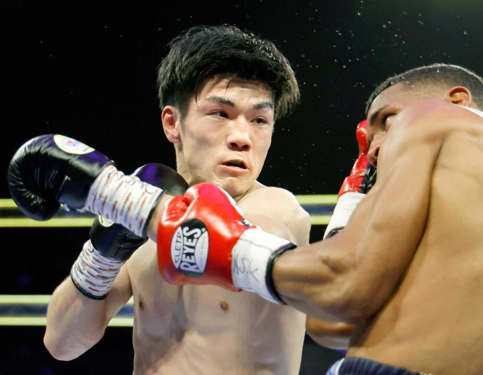 　ペドロ・マルケス（右）に４回ＴＫＯ勝ちした中野幹士（ゲッティ＝共同）