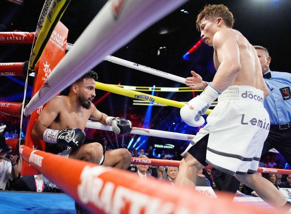 　７回、ラモン・カルデナス（左）からダウンを奪う井上尚弥（ＡＰ＝共同）