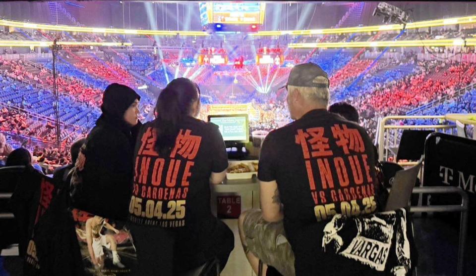 　大会公式Ｔシャツを着て楽しむ現地ファン