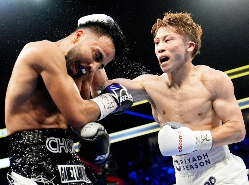 　ラモン・カルデナス（左）を攻める井上尚弥（ＡＰ＝共同）