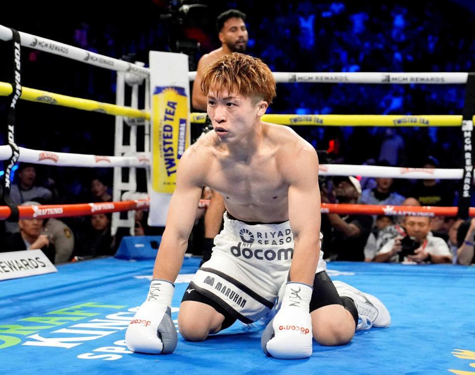 　２回、カルデナス（奥）にダウンを奪われる（ＡＰ＝共同）