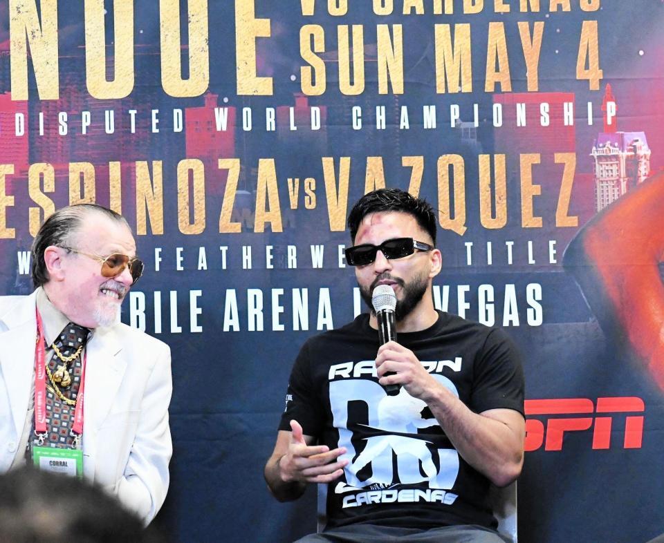 　試合後の会見で、善戦した井上尚弥戦を振り返るラモン・カルデナス（右）