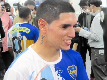 　フェルナンド・マルティネスの首には漢字で「家族」のタトゥー