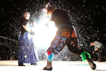 　爆発を浴びるウナギ・サヤカ（右）と世羅りさ