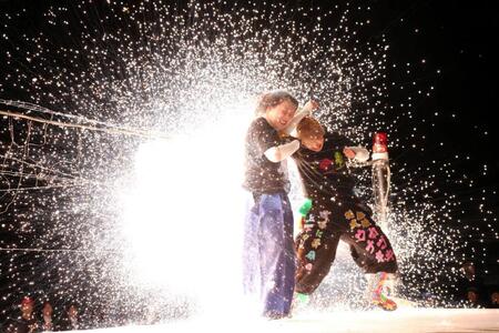 　爆発を受けるウナギ・サヤカ（右）と世羅りさ＝川崎