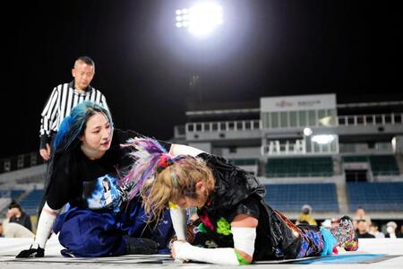 　戦いを終え、感情が交錯するウナギ・サヤカ（右）と世羅りさ