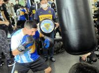 　サンドバック打ちを披露するフェルナンド・マルティネス