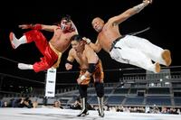 　新崎人生との合体技でマンモス佐々木を責めるハヤブサ（左）