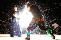 　爆発を浴びるウナギ・サヤカ（右）と世羅りさ