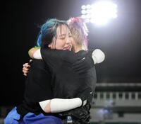 　戦いを終え、感情が交錯するウナギ・サヤカ（右）と世羅りさ