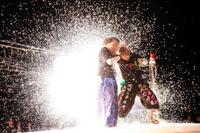 　爆発を受けるウナギ・サヤカ（右）と世羅りさ＝川崎