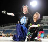 　戦いを終え、感情が交錯するウナギ・サヤカ（右）と世羅りさ