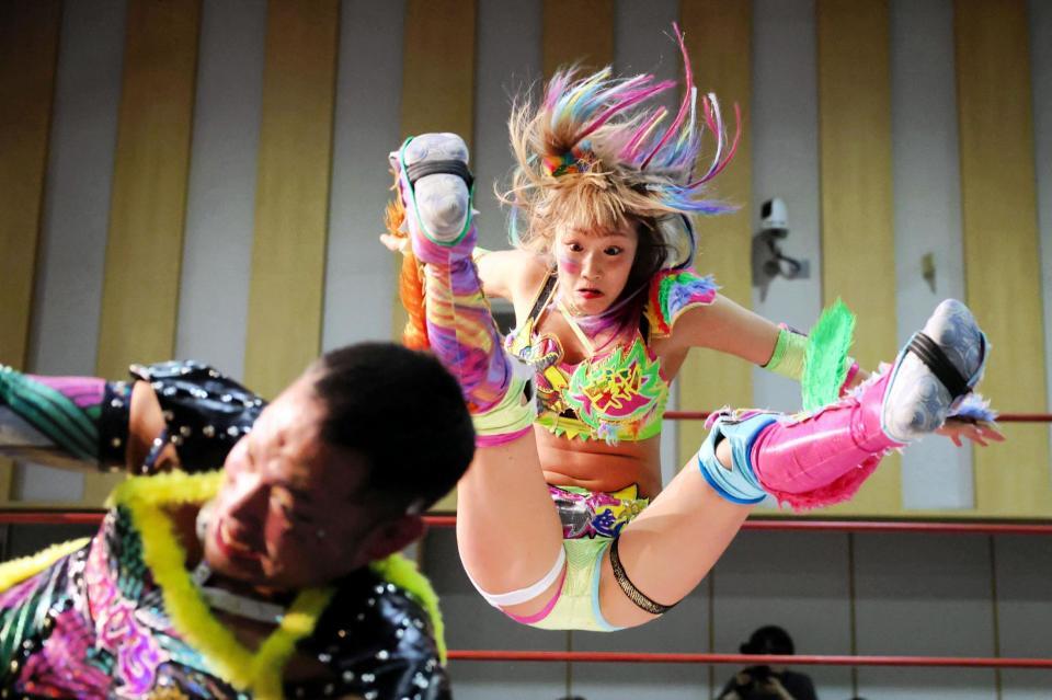 　攻撃するウナギ・サヤカ