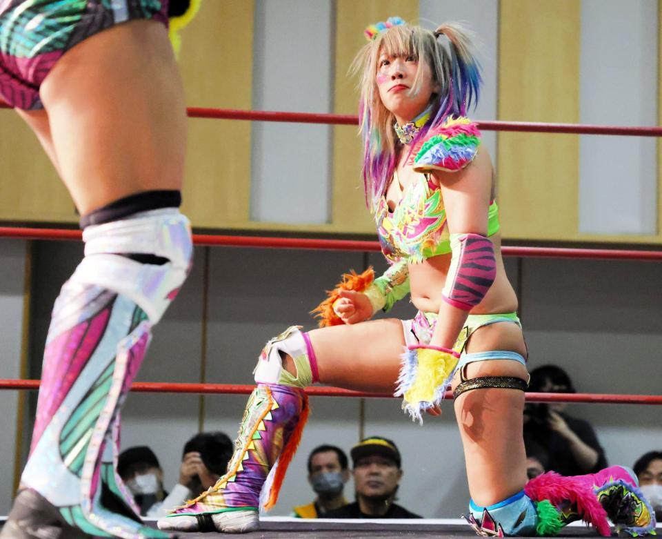 リング上で厳しい視線を向けるウナギ・サヤカ