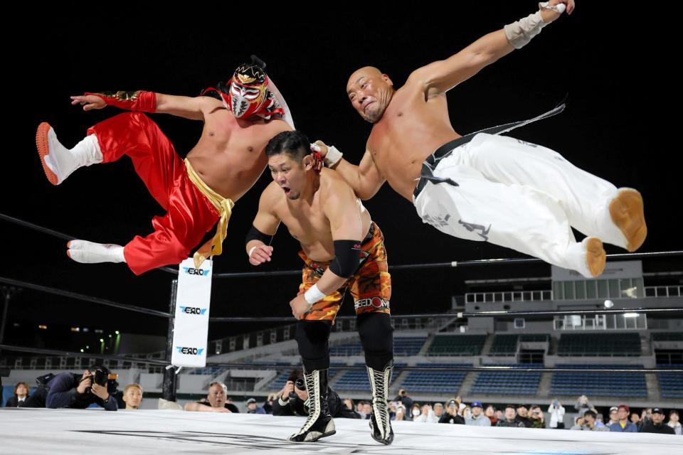 　新崎人生との合体技でマンモス佐々木を責めるハヤブサ（左）