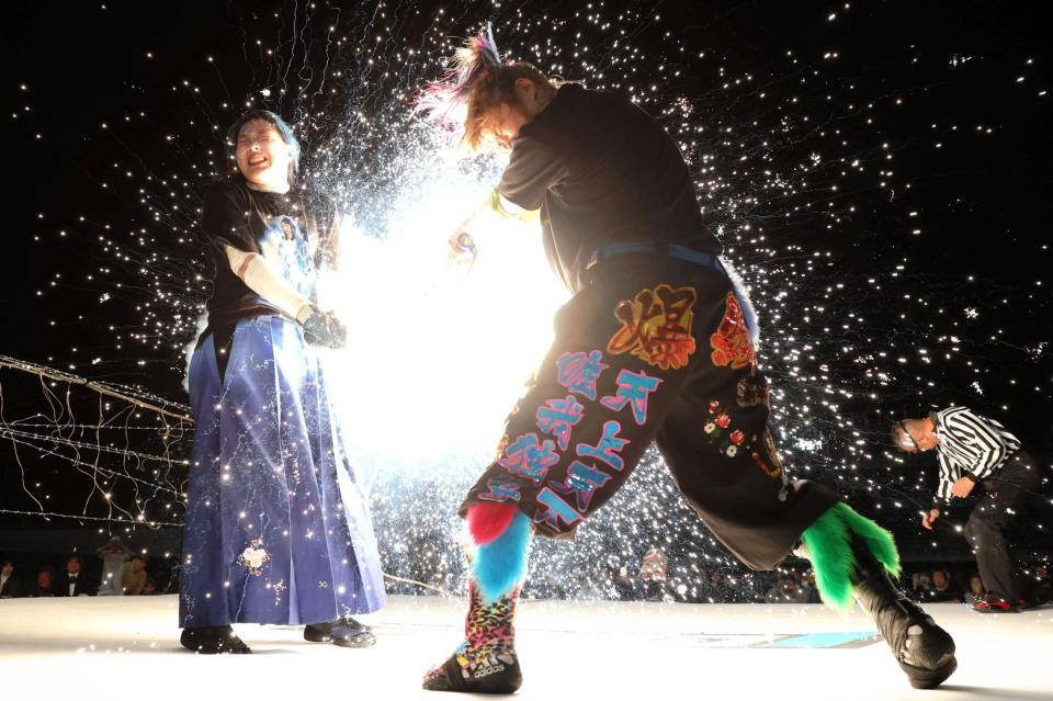 　爆発を浴びるウナギ・サヤカ（右）と世羅りさ