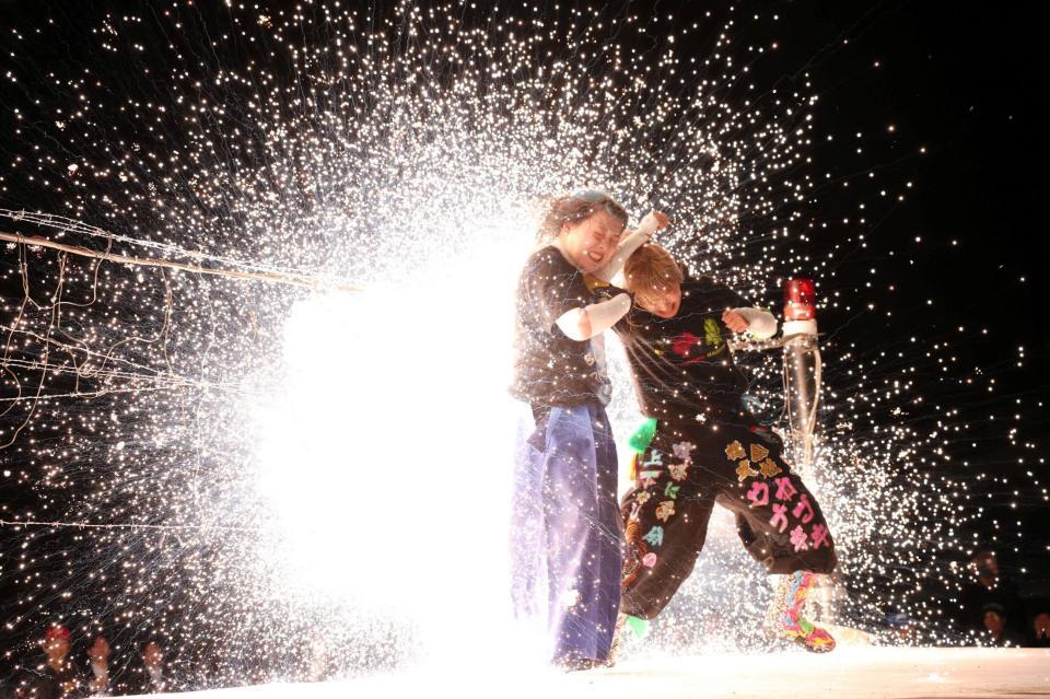 　爆発を受けるウナギ・サヤカ（右）と世羅りさ＝川崎