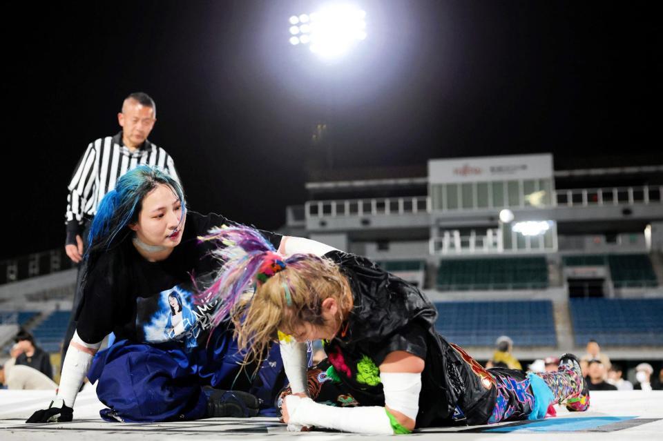 　戦いを終え、感情が交錯するウナギ・サヤカ（右）と世羅りさ