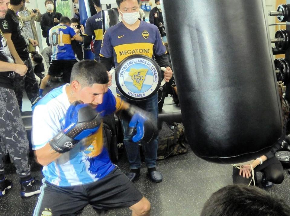 　サンドバック打ちを披露するフェルナンド・マルティネス