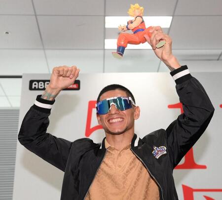 　ドラゴンボールの「孫悟空」のフィギュアを手にポーズを決めるフェルナンド・マルティネス（撮影・堀内翔）