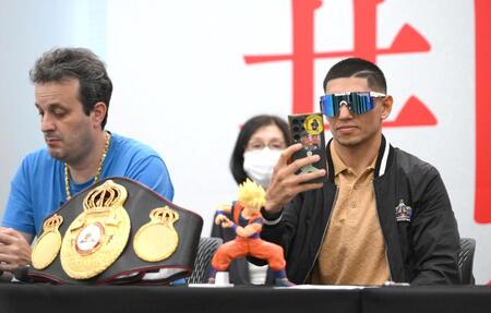 ドラゴンボールの「孫悟空」のフィギュアをスマートフォンで撮影するフェルナンド・マルティネス＝Ａｂｅｍａ　Ｔｏｗｅｒｓ（撮影・堀内翔）