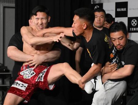 　前日計量で乱闘になる龍盛（左）とパンチ齋藤（撮影・堀内翔）