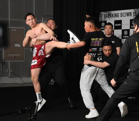 　前日計量で乱闘になる龍盛（左）とパンチ齋藤（撮影・堀内翔）