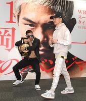 　ポーズを決めるフェルナンド・マルティネス（左）と冷静に会場を後にする井岡一翔（撮影・堀内翔）