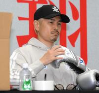 　試合で使用するグローブをチェックする井岡一翔（撮影・堀内翔）