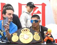 　調印式に出席してフェルナンド・マルティネスとチャンピオンベルトを見つめる井岡一翔（撮影・堀内翔）