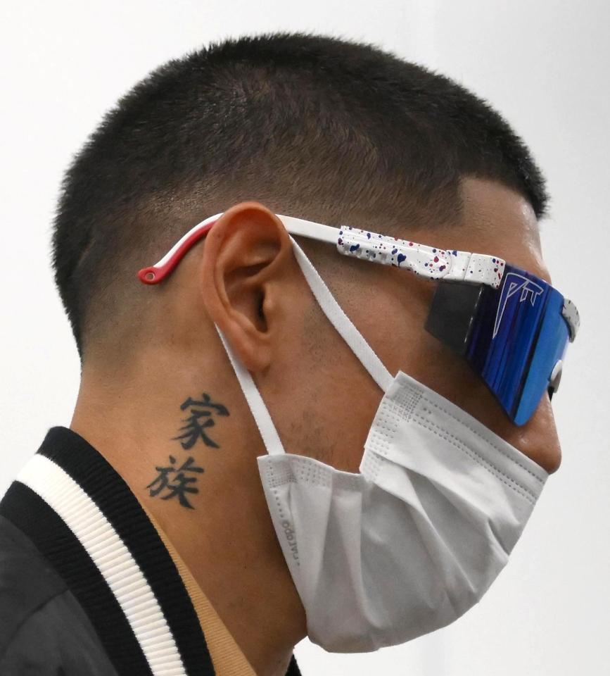 　フェルナンド・マルティネスに入れられた「家族」のタトゥー（撮影・堀内翔）