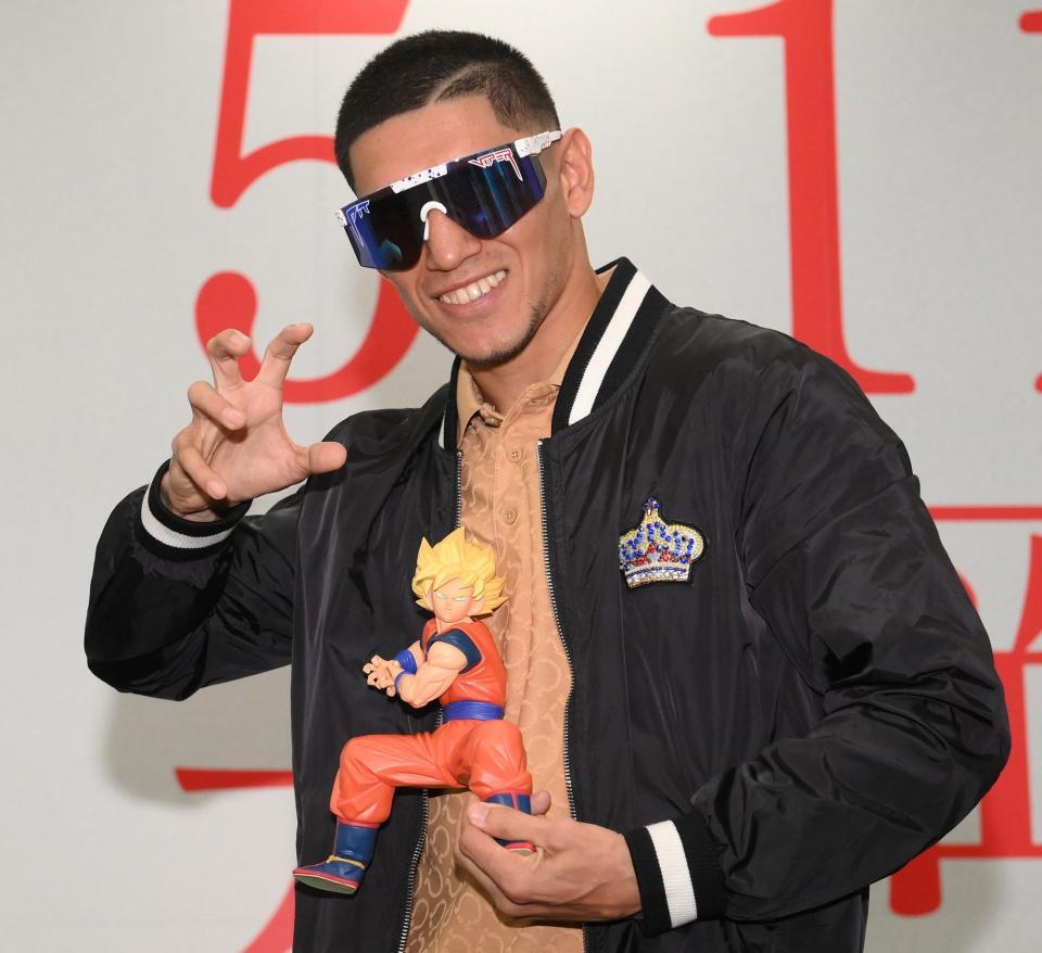 　ドラゴンボールの「孫悟空」のフィギュアを手にポーズを決めるフェルナンド・マルティネス（撮影・堀内翔）