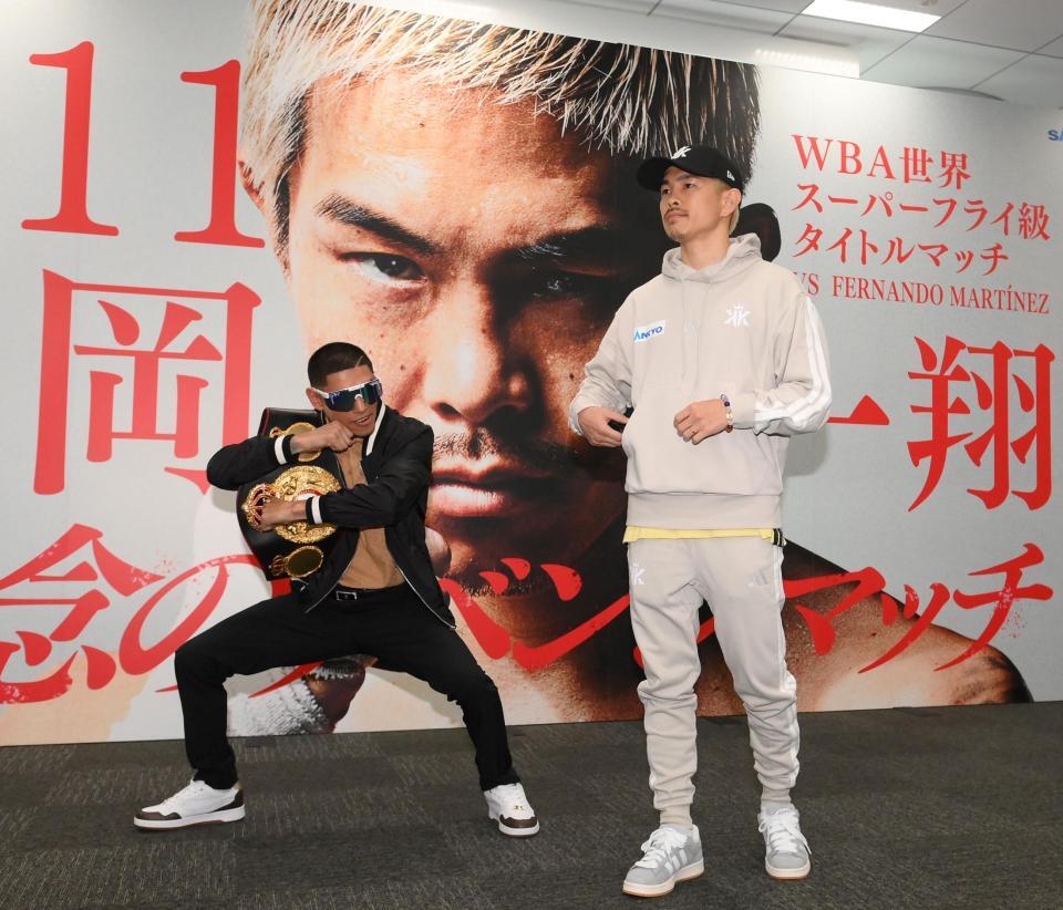 　ポーズを決めるフェルナンド・マルティネス（左）と冷静に会場を後にする井岡一翔（撮影・堀内翔）