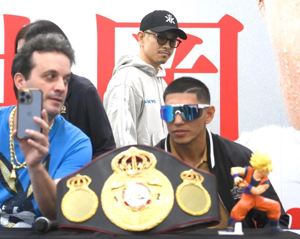 　調印式に出席してフェルナンド・マルティネスとチャンピオンベルトを見つめる井岡一翔（撮影・堀内翔）