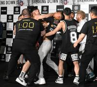 　前日計量で乱闘になる茨城と北海道喧嘩自慢対抗戦の選手たち（撮影・堀内翔）