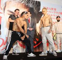 　ＷＢＡ世界スーパーフライ級王者フェルナンド・マルティネス（左）とフェースオフをした井岡一翔（撮影・佐々木彰尚）