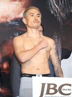 　前日計量をパスした井岡一翔（撮影・佐々木彰尚）