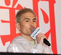 　会見する井岡一翔（撮影・佐々木彰尚）