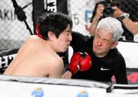 　西川将史（左）にパンチを出す、こつかしょうご白髮鬼（撮影・堀内翔）