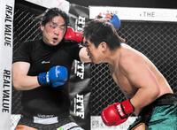 　てる（右）からのパンチを受ける、おせーよ山田（撮影・堀内翔）