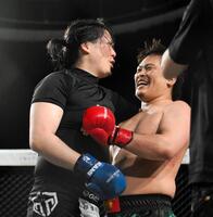 　健闘をたたえ合う、おせーよ山田（左）、てる（撮影・堀内翔）