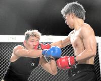 　大野篤貴（右）からのパンチを受ける、よーでぃー（撮影・堀内翔）
