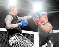 　ズールａｋａ殺人トトロ（右）にパンチを出すマスターキー（撮影・堀内翔）