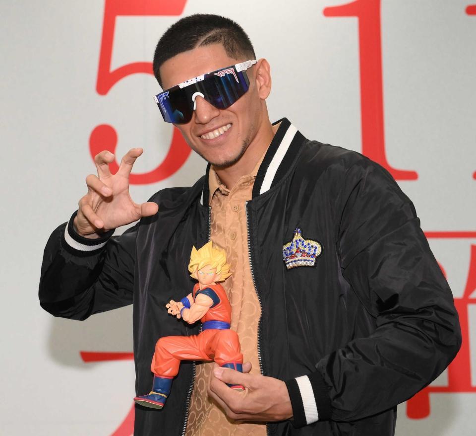 　ドラゴンボールの「孫悟空」のフィギュアを手にポーズをとるフェルナンド・マルティネス