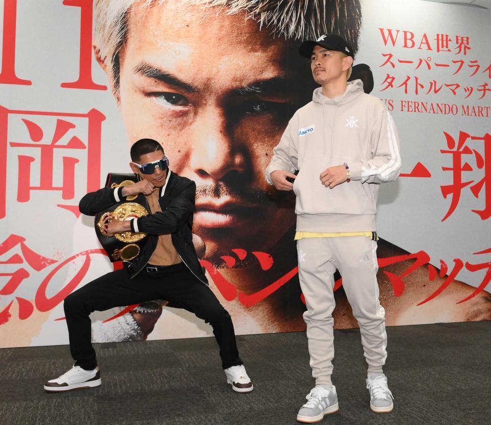 　ポーズを決めるフェルナンド・マルティネス（左）と冷静に会場を後にする井岡一翔（撮影・堀内翔）