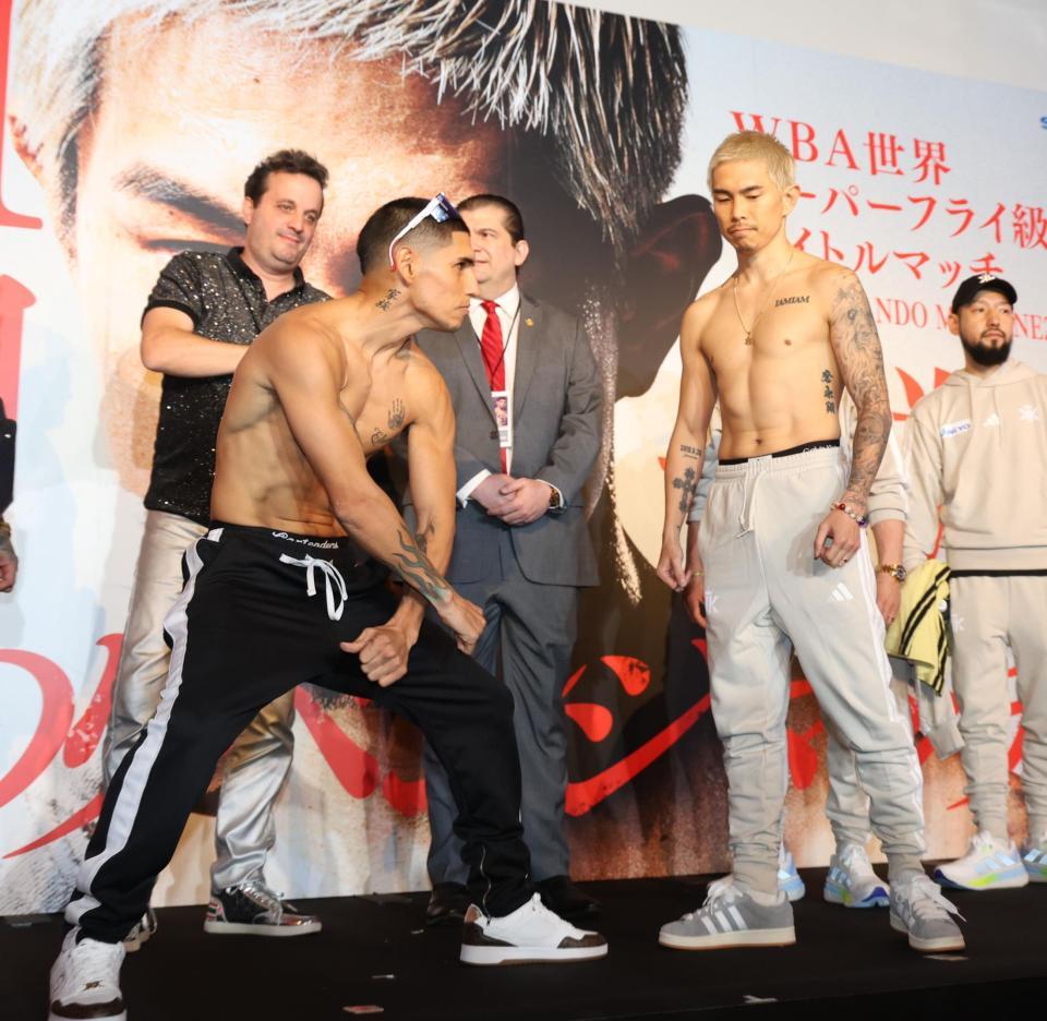 　ＷＢＡ世界スーパーフライ級王者フェルナンド・マルティネス（左）とフェースオフをした井岡一翔（撮影・佐々木彰尚）