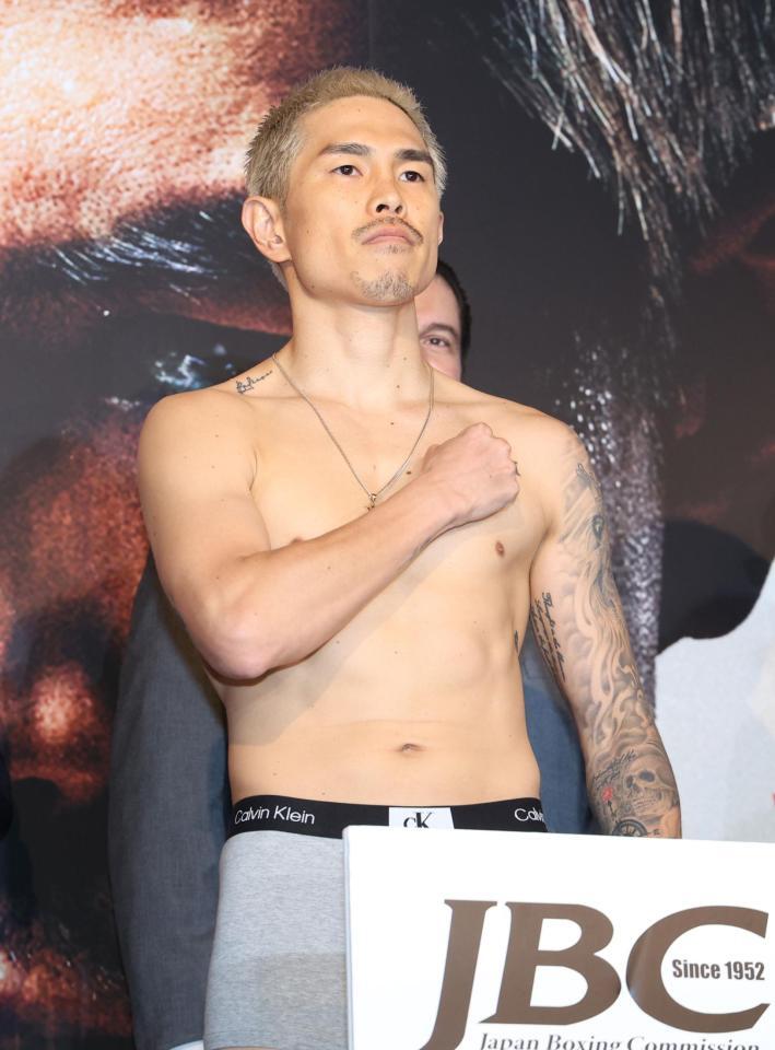 　前日計量をパスした井岡一翔（撮影・佐々木彰尚）